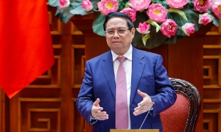 Thủ tướng: Dứt khoát không để thiếu xăng dầu trong mọi trường hợp; xem xét bố trí ngân sách để hỗ trợ bình ổn giá